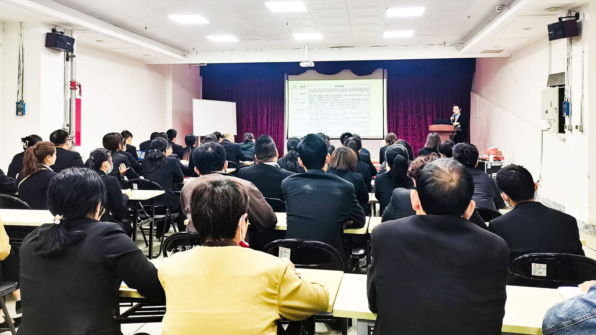 百貨公司：抓培訓，促提升圖一.jpg