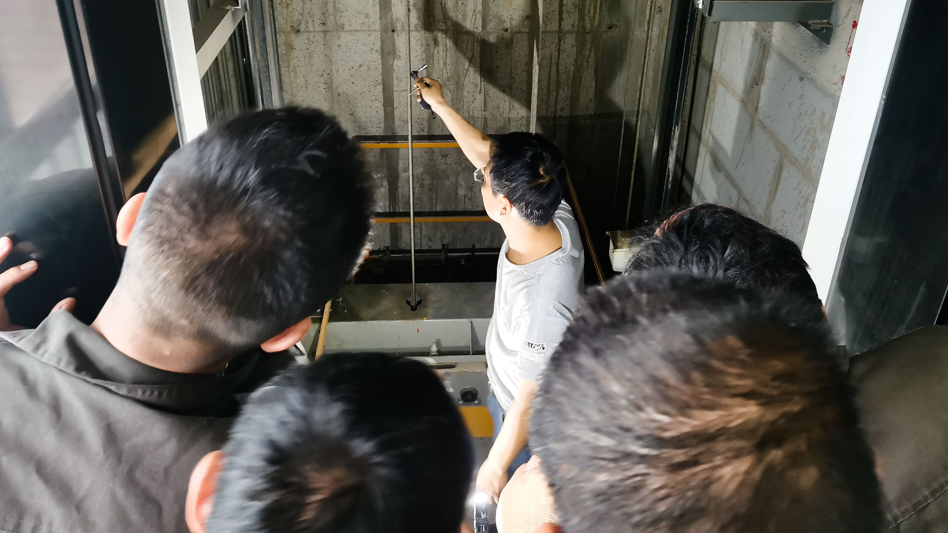 2水電維修中心：開展焊接技術(shù)及電梯緊急救援培訓(xùn)，提高工程部實踐操作能力.jpg